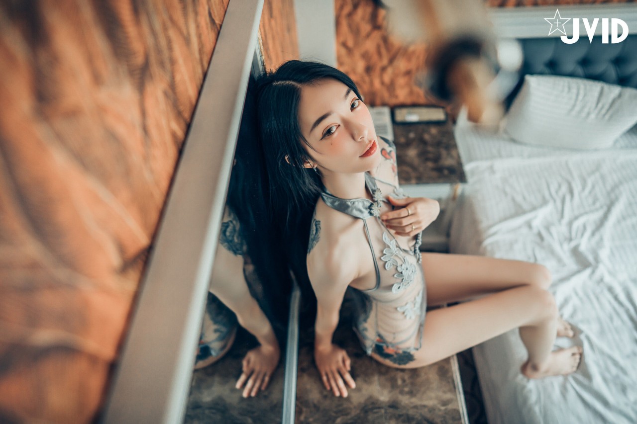 jvid 露出 色色旗袍写真，复古窗边的红衣纹身女孩插图9