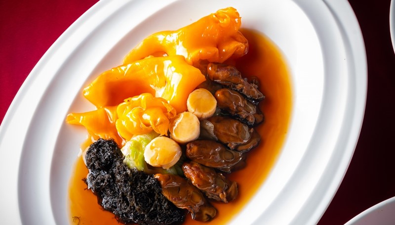 Braised Whole Dried Scallops with Fa Cai Dried Oysters and Fish Maw in Superior Oyster Sauce Wah