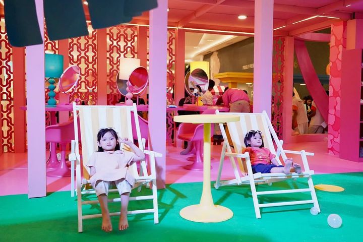 Taman bermain bertajuk Barbie Dream House resmi dibuka Neo Soho Mall Jakarta pada 7 Juli hingg 6 agustus 2023. Simak harga tiket dan syarat untuk berkunjung.