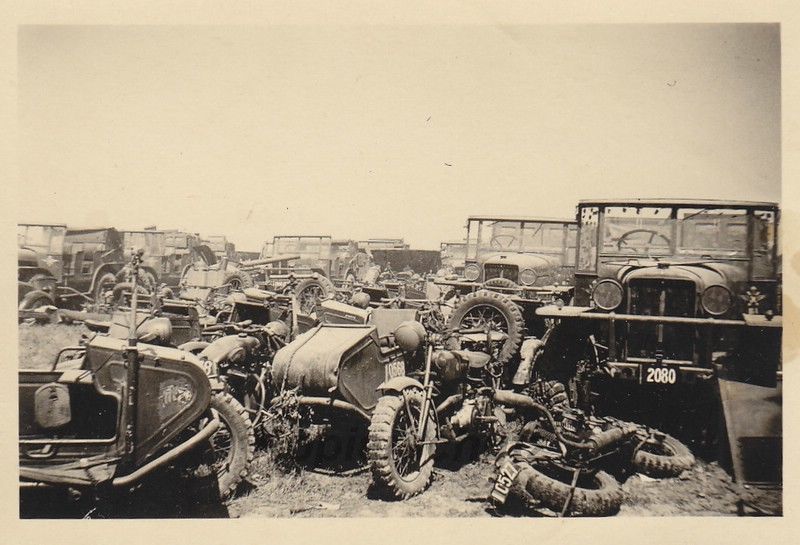 Motorrad LKW und Geschütz Beutelager bei La Pann