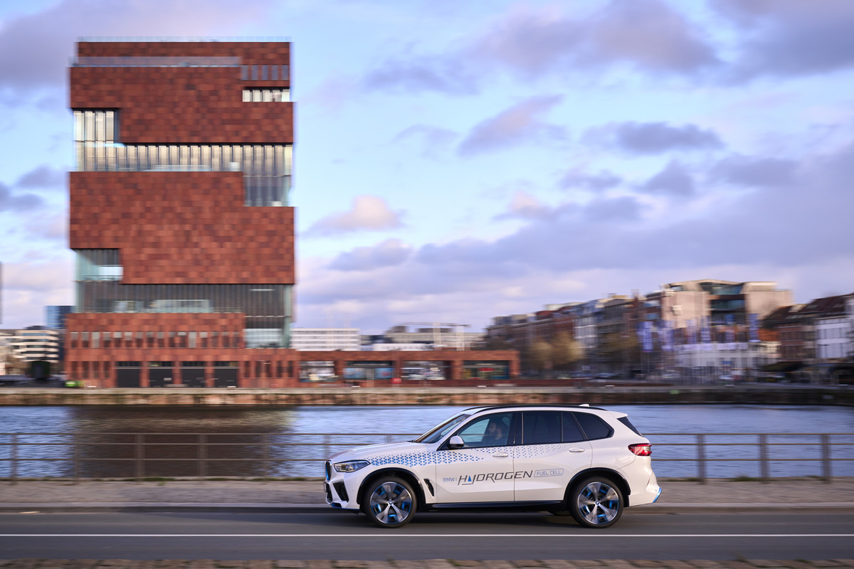 P90494376_highRes_bmw-ix5-hydrogen-on-