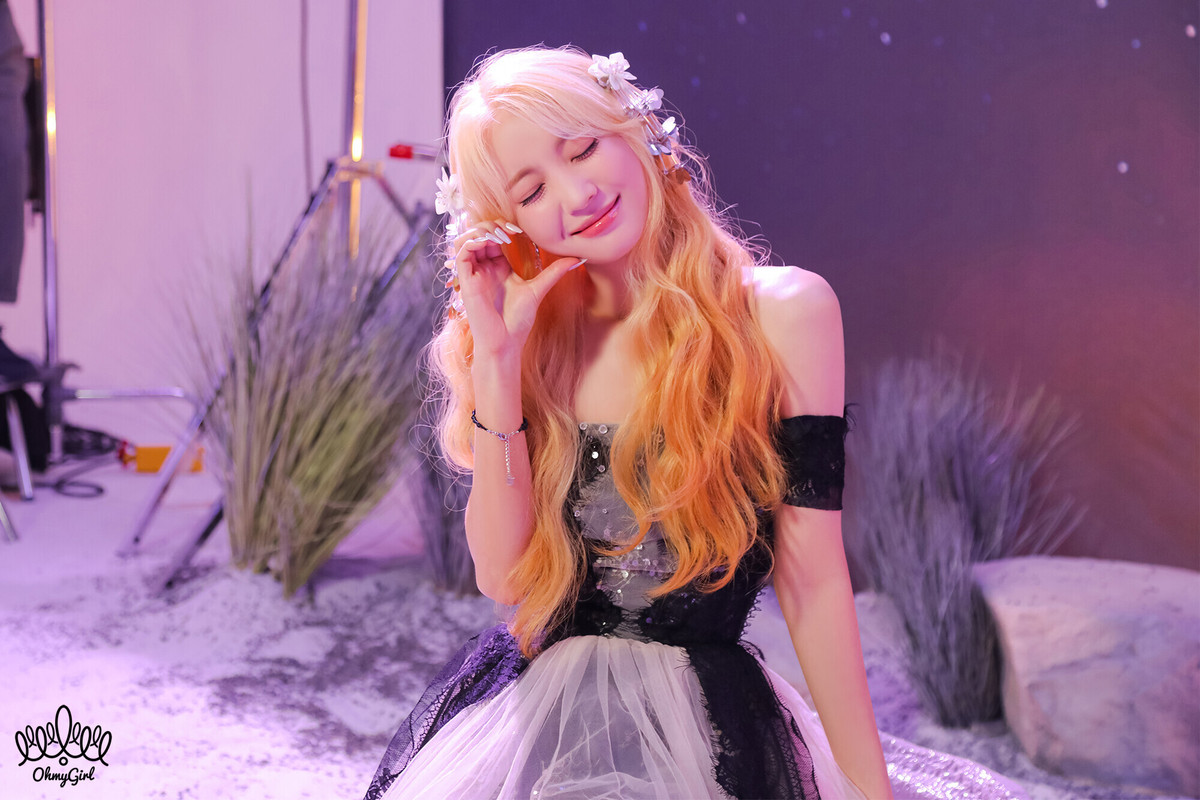 240828-WM-Entertainment-Naver-Post-with-Yubin-Dreamy-Resonance-Jacket-Behind-documents-2