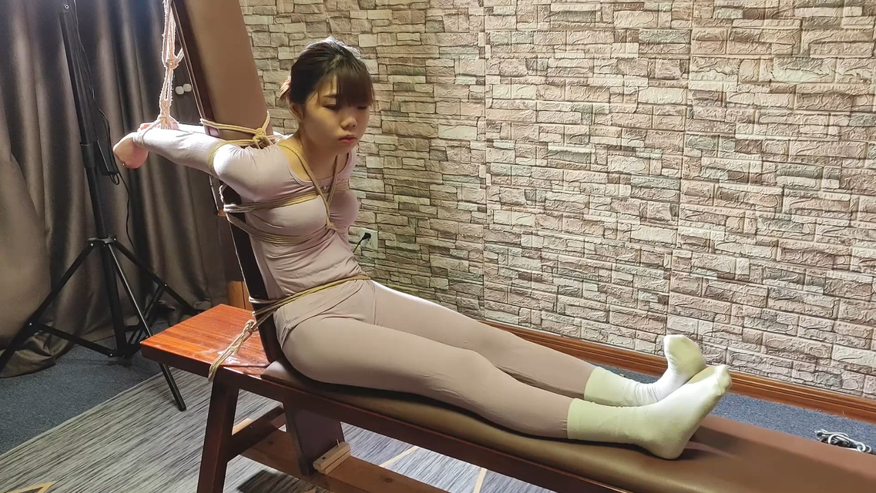 一绳所爱 叶晓露老虎凳折磨.mp4_20240424_192955.649