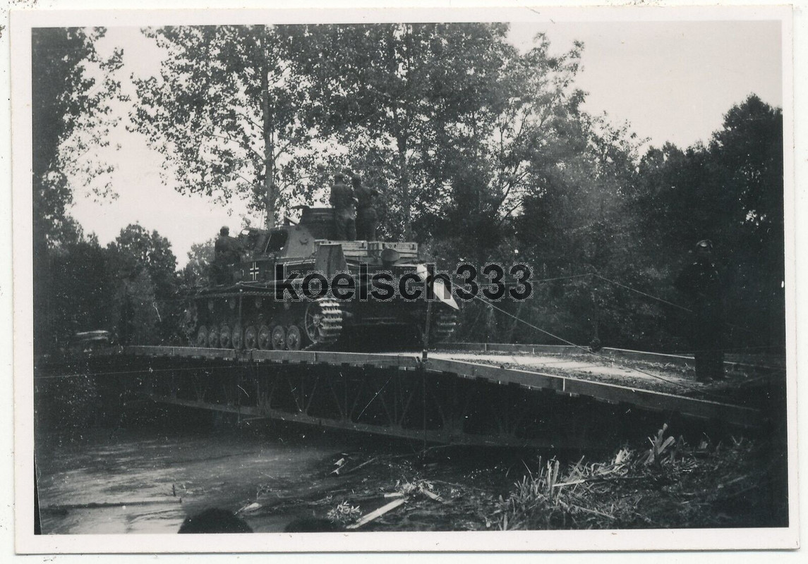 Foto Panzer IV auf Schnellbrücke in Saint-Etienne-sur-Suippe Frankreich 1940