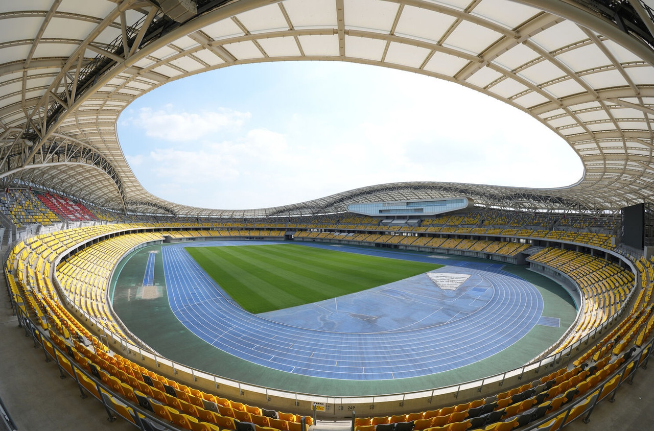 Sample photo at 14mm showing the diagonal fisheye view filling the frame