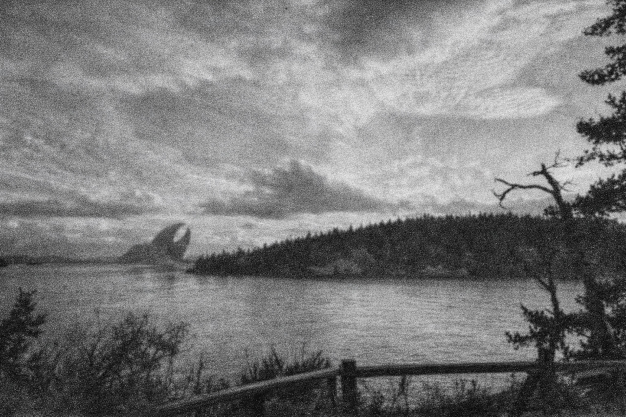 [PHOTO: Claw marks on magnet housing, Mar 2003]