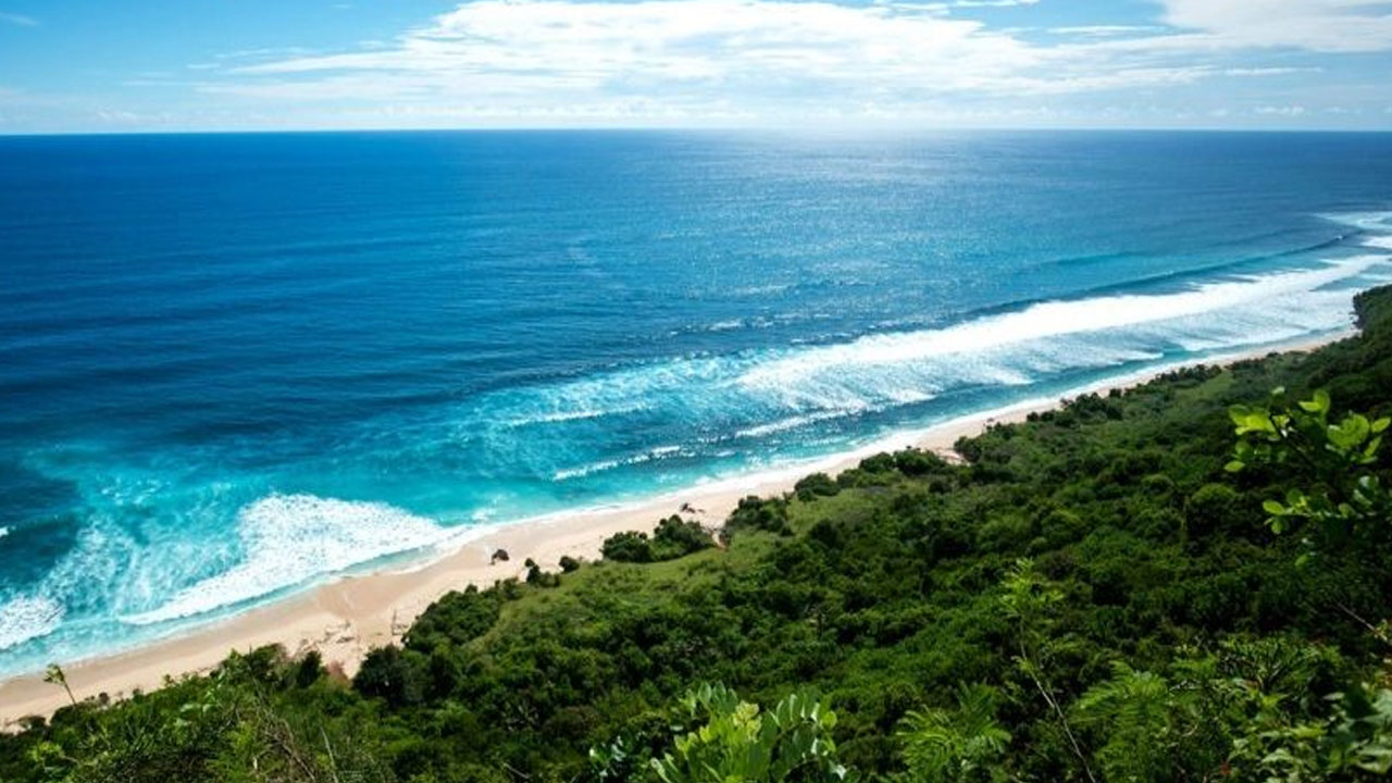 Ombak yang Menantang Bagi Pecinta Surfing