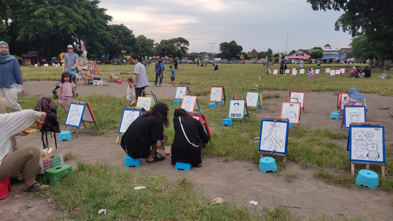Wisatawan dari berbagai kalangan mencoba aktivitas mewarnai di styrofoam saat ngabuburit di Jogja pada Jumat (14/4/2023).