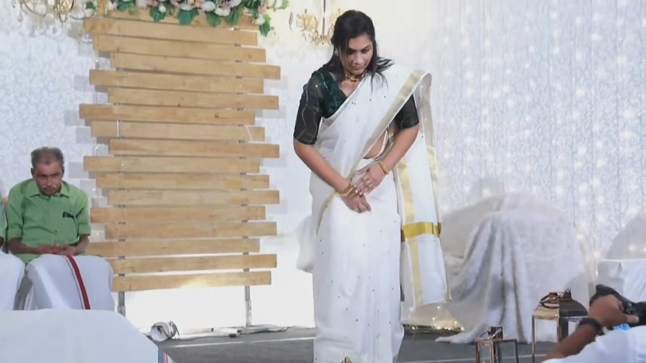 Hot Malayali Aunty open navel in kerala saree.mp4_snapshot_00.09.112