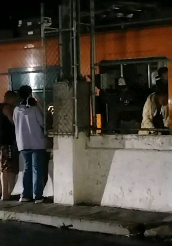 Usuarios esperando en estación del Metro