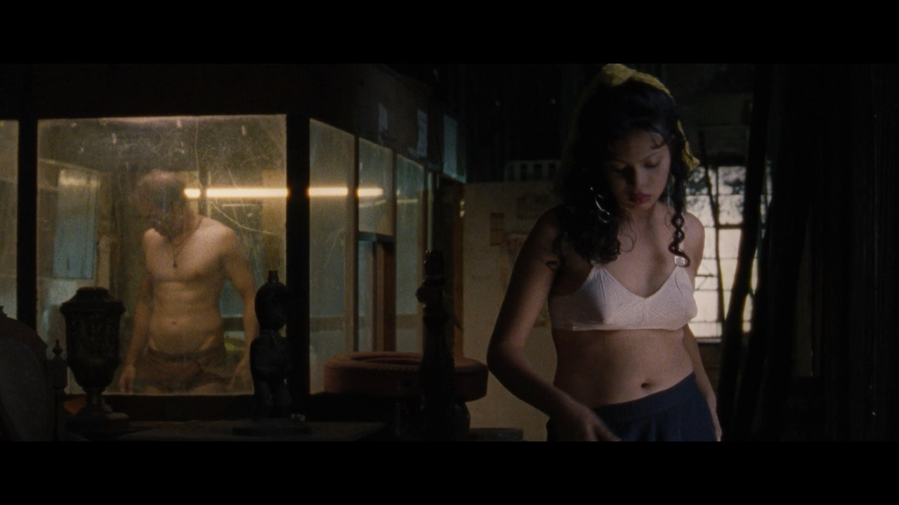 Miss.Lovely.2012.1080p.NF.mkv_snapshot_07.10_[2021.07.14_11.03.45]