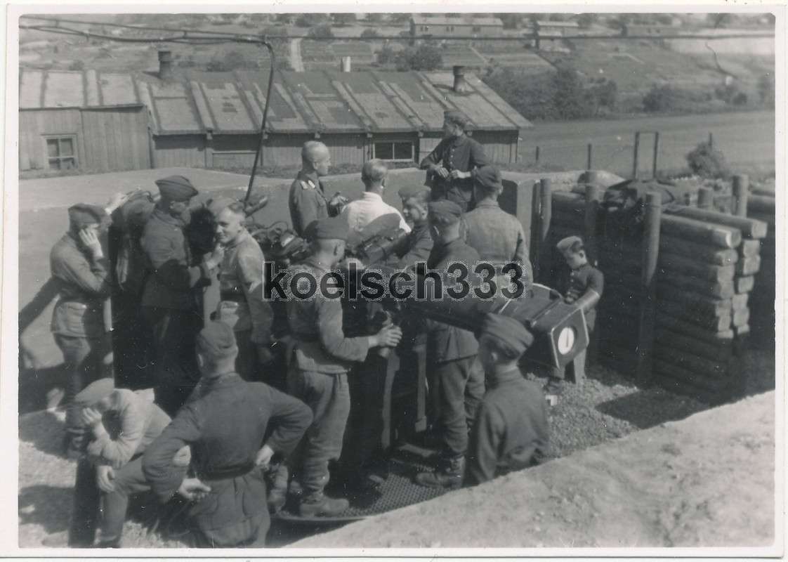 Foto Soldaten der Luftwaffe am Flak Kommandogerät Entfernungsmesser Fernglas .