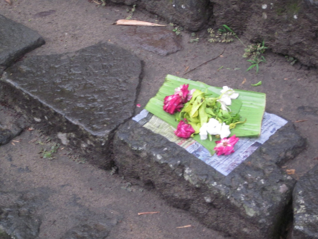Bunga sajen di Pelataran Candi Panataran