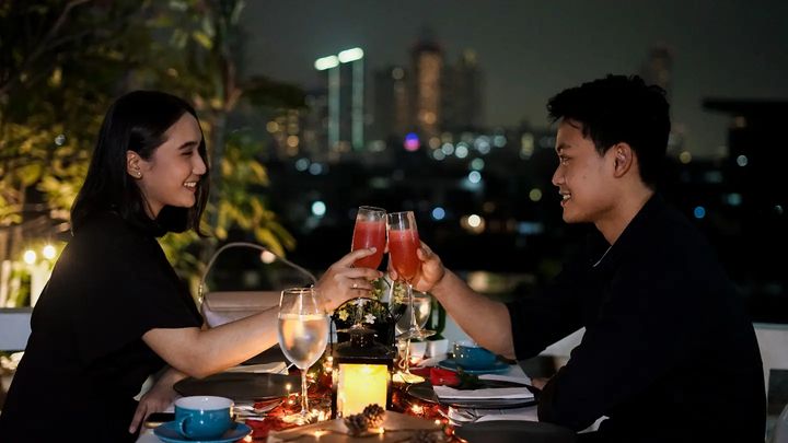 Ilustrasi momen romantic dinner di 101 Urban Jakarta Thamrin, rekomendasi tempat stacation di Jakarta Pusat yang mengusung konser one stop entertainment experience.