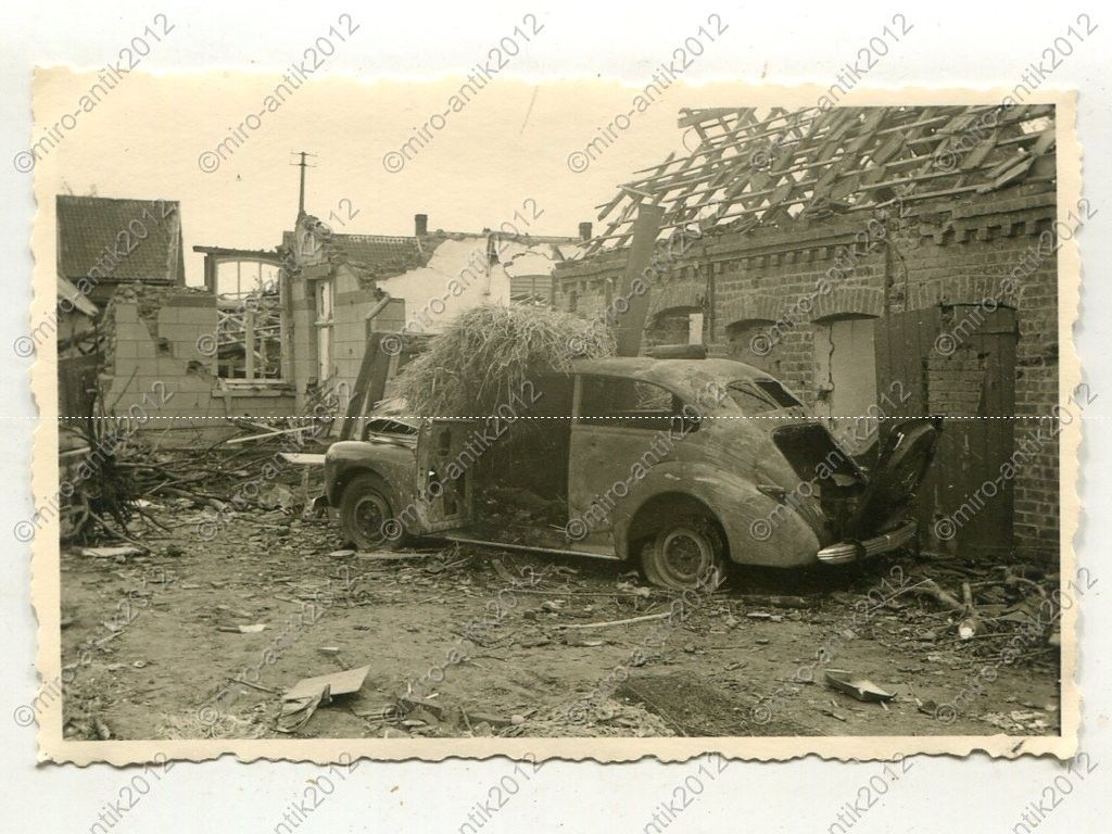 Foto, Wehrmacht, Blick auf zerstörten PKW in Gav