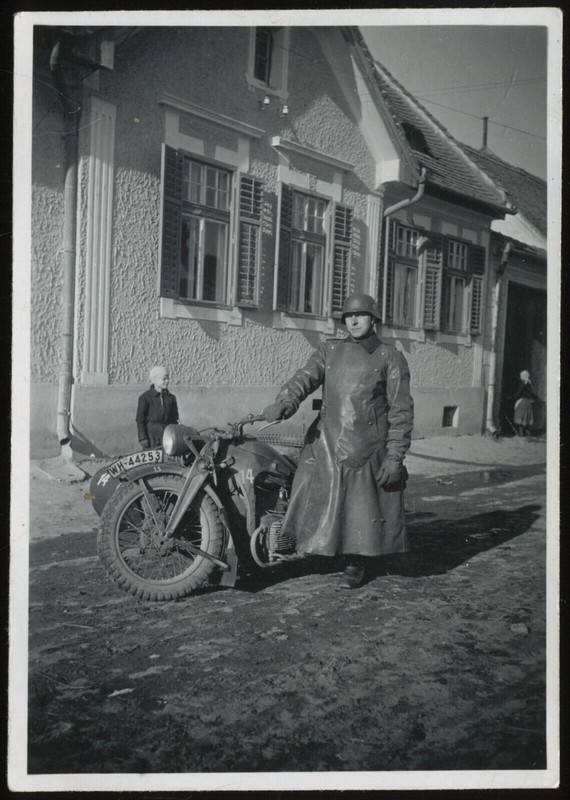 Militär-Foto deutscher Soldat mit Motorrad in Rumänien 1943