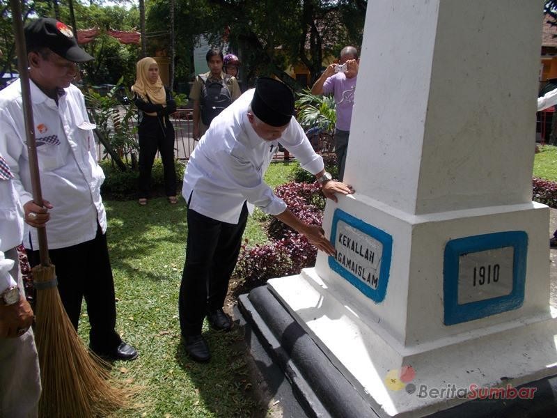 Nampak Tulisan “Kekallah Agama Islam” dan “1910” pada Tugu Jong Sumatra / Tugu Pemoeda

