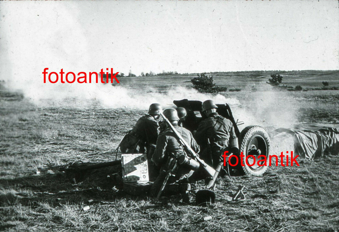 Foto 2 WK Glas DIA Frankreich Pak Geschütz sichert feuernd Vormarsch Soldaten
