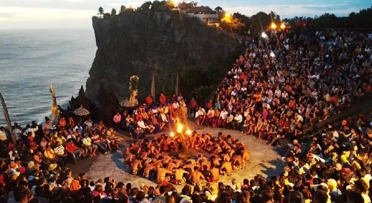 Pertunjukan Tari Kecak Uluwatu yang Ikonik