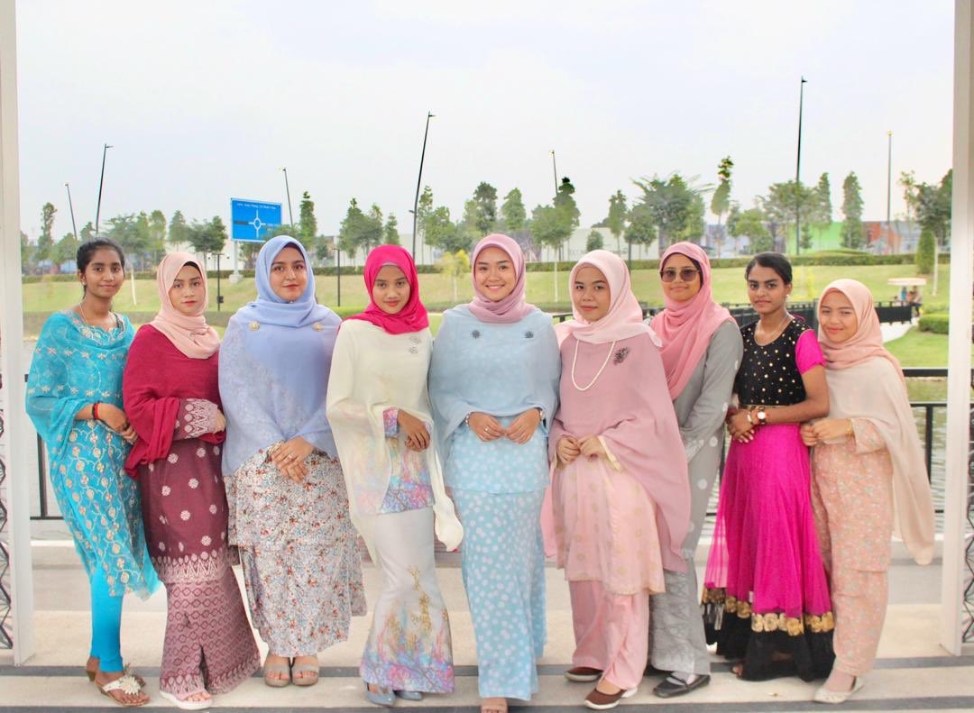 Rakan sekelas bergambar bersama-sama dengan baju inspirasi Tunku Azizah
