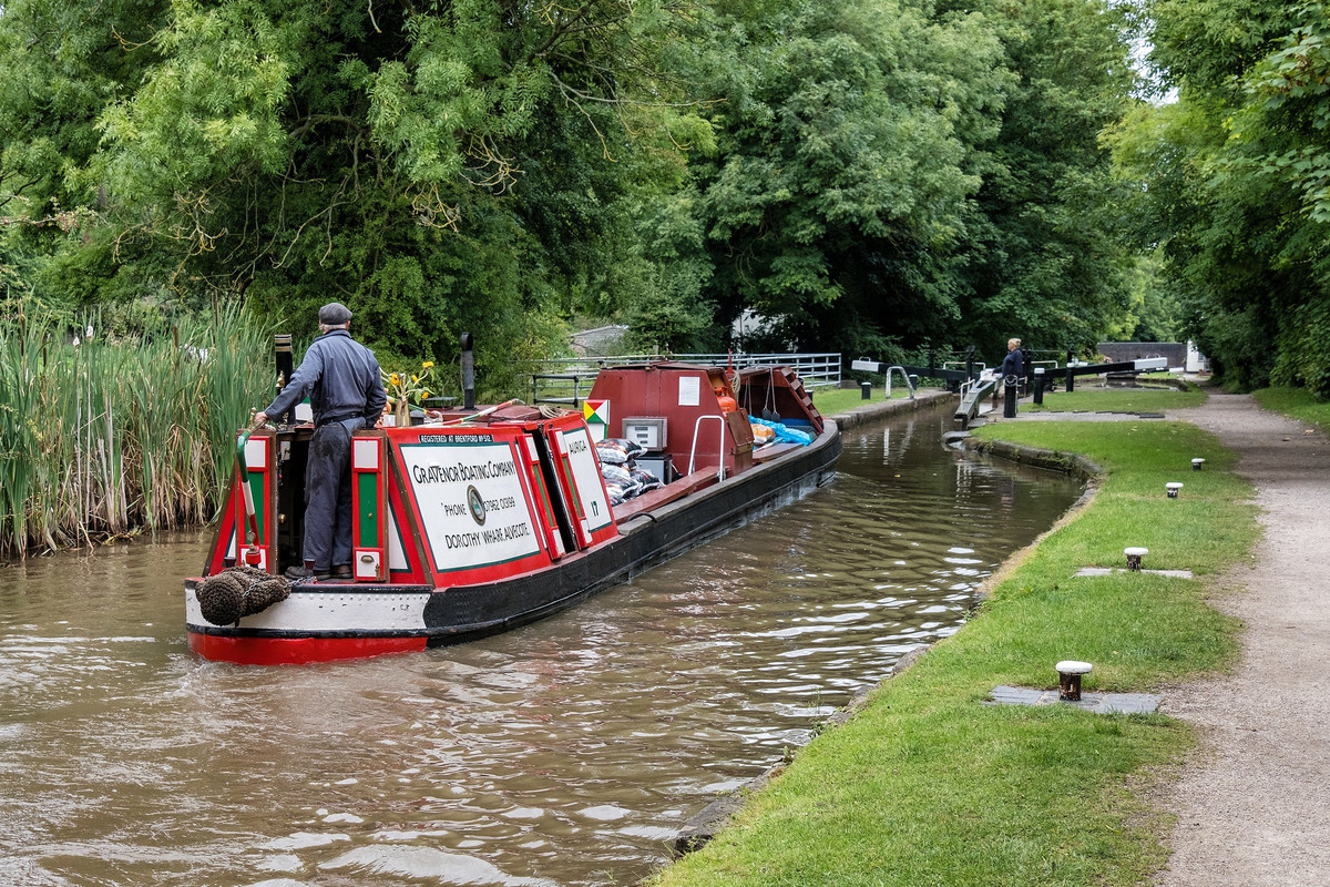 rednarrowboat.jpg
