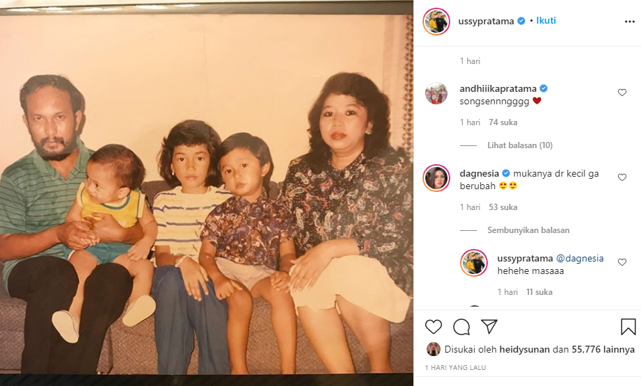 Ussy Sulistiawaty diapit kedua orangtuanya dan saudaranya