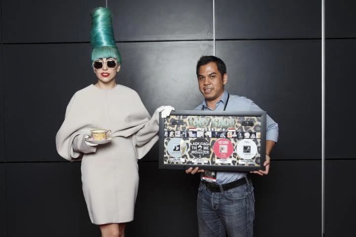 7-7-11-5x-Platinum-Award-by-Indonesia-00