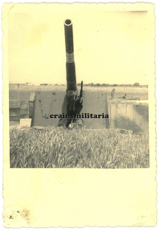 Orig. Foto 8,8 cm Flak Geschütz m. Bilanz Flugplatz COMISO Sizilien Italien 1941.