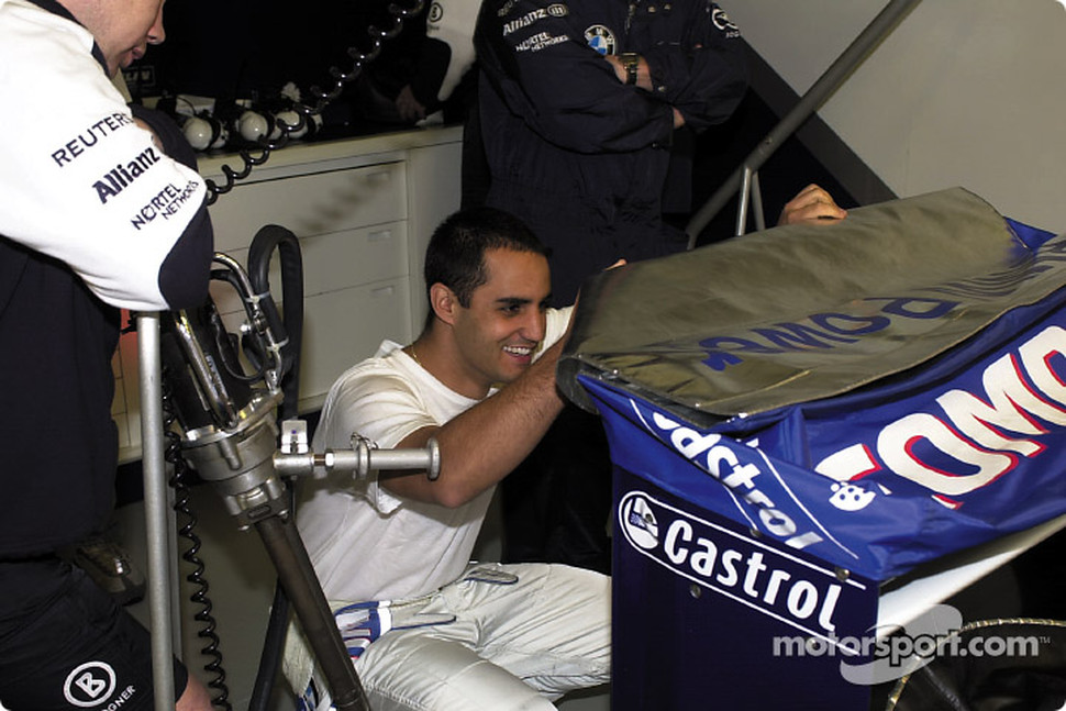 TEMPORADA - Temporada 2001 de Fórmula 1 F1-san-marino-gp-2001-juan-pablo-having-a-good-time-with-the-rear-wing-warning-message