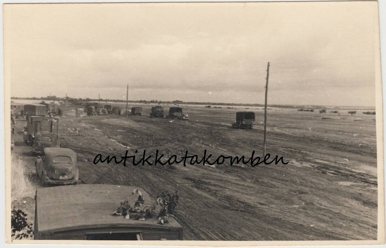 Russland Vormarsch Wehrmacht Lkw Pkw auf Rollbahn Schlamm Windmühle