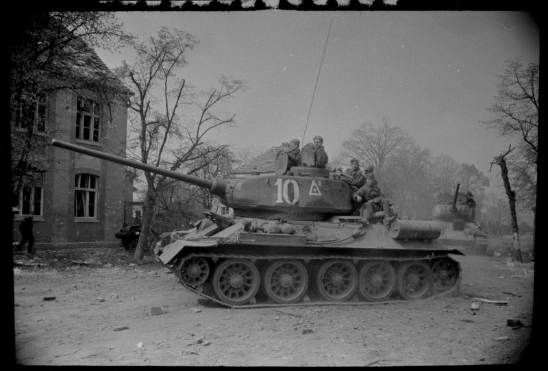 1-й Белорусский фронт. Танк Т-34-85 (бортовой № 10) в боковой проекции, с десантом на броне.