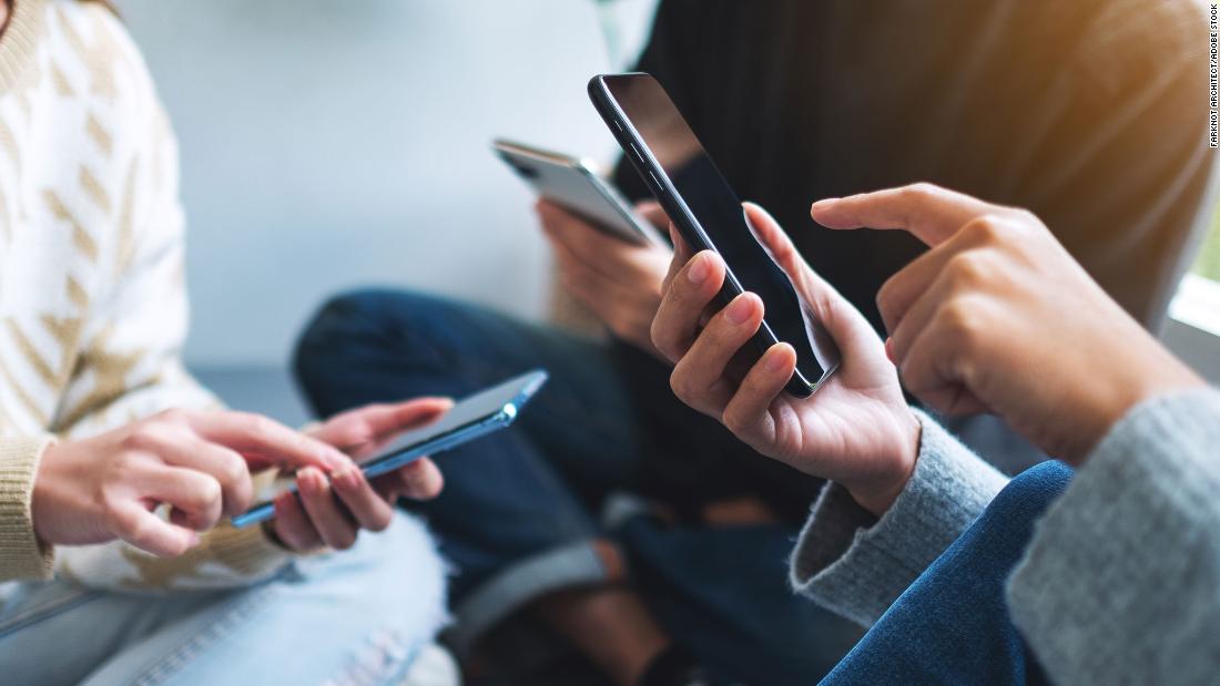 FDA alerta sobre reto viral de cocinar pollo con jarabe para la tos