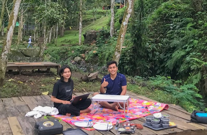 Pengunjung tengah menikmati keseruan di Joben Evergreen.