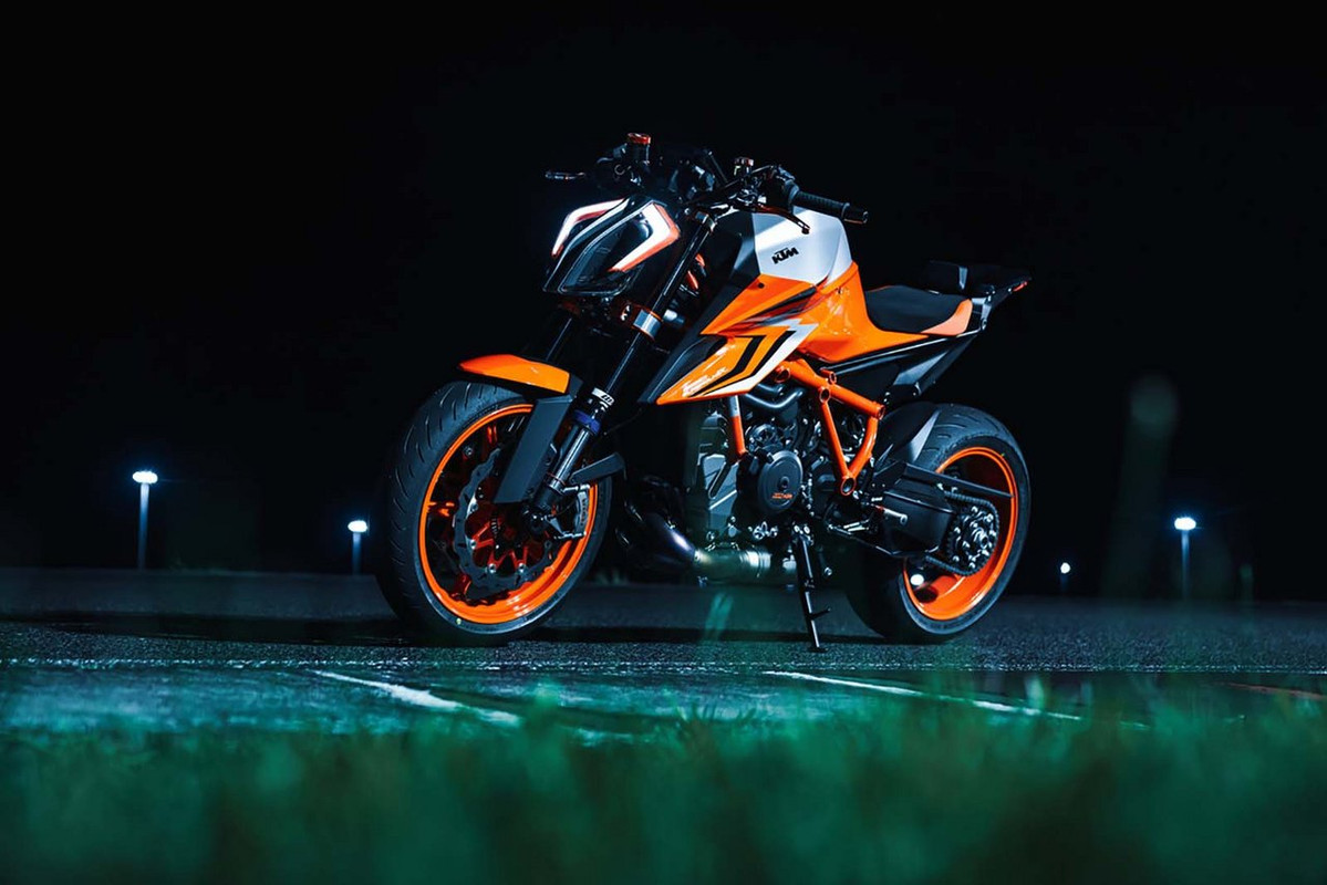 Стритфайтер KTM 1290 Super Duke R EVO 2022 с полуактивной подвеской