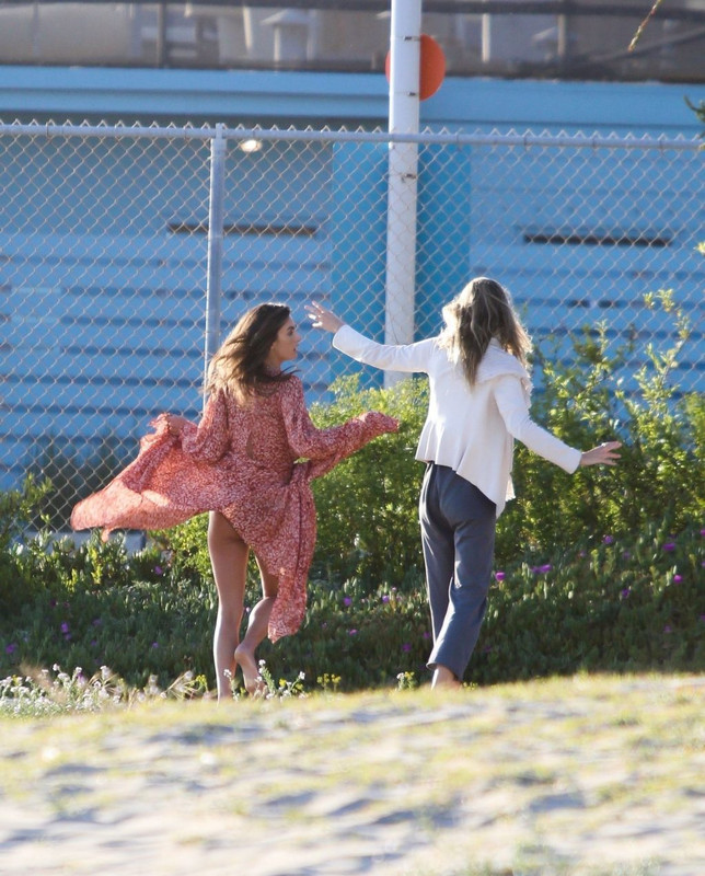 Alessandra-Ambrosio-Sexy-UpskirtStars.com-1-2-1024x1536 (46)