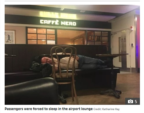 Penumpang terpaksa tidur di ruang tunggu Bandara Gatwick.
