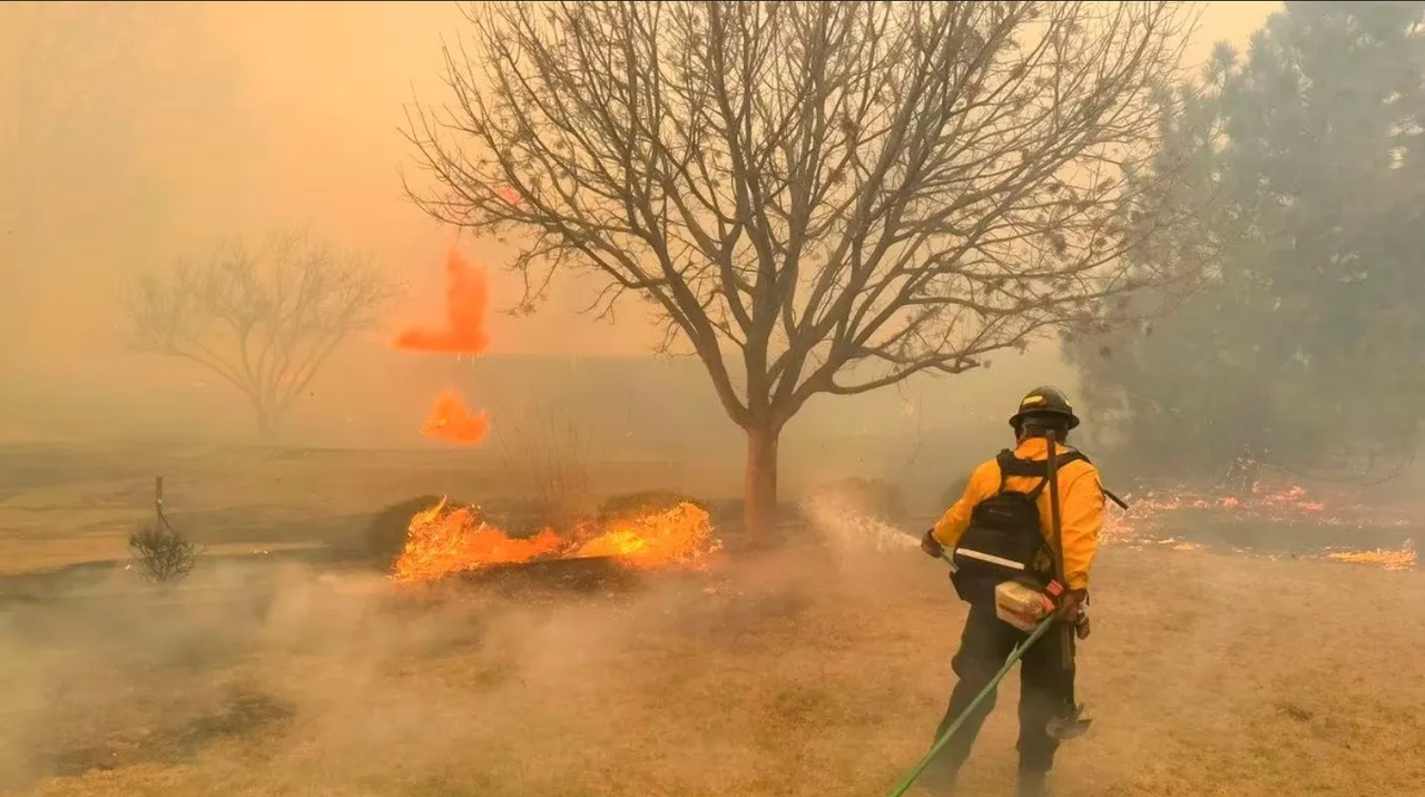 Segundo mayor incendio en la historia de Texas deja más de 340,000 hectáreas devastadas
