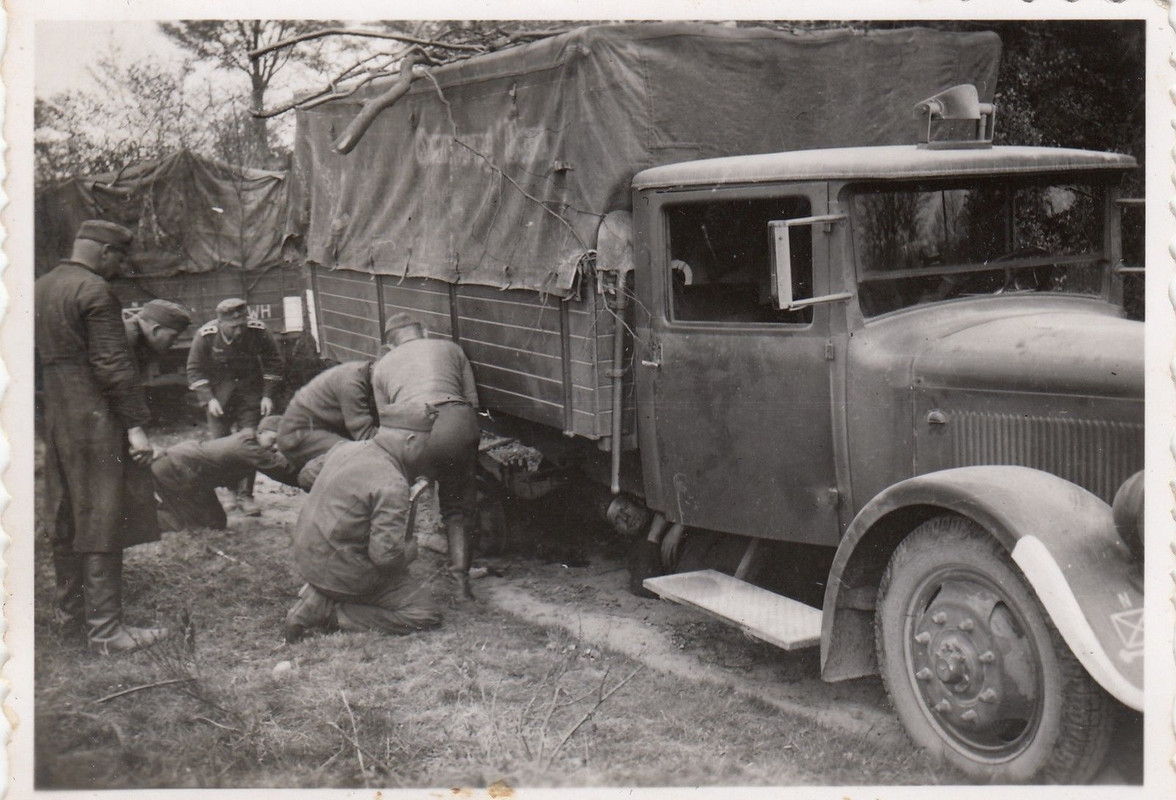 WH Soldaten Reifenwechsel am Diesel LKW im Gelän