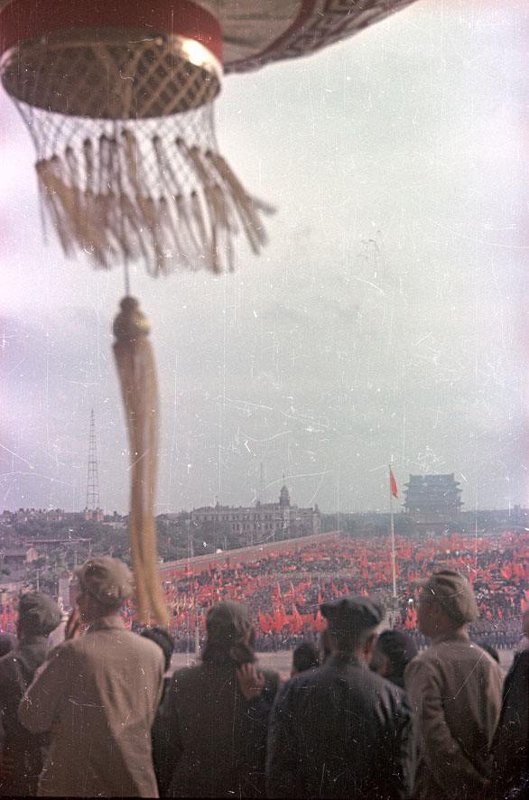 Провозглашение Китайской Народной Республики 1 октября 1949 г. снимке, Владиславович, Владислав, Микоша, серой, куртке, СНИМКОВ, МНОГОМНОГО, КАТОМ, фотокинооператор, советский, случаю, октября, Тяньаньмэ́нь, площади, провозглашение, Китайской, автор, республики, Народной