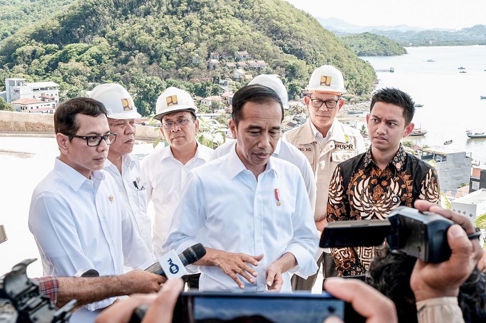 Presiden Jokowi saat meninjau Labuan Bajo dalam kunjungan kerjanya pada Minggu (19/1/2020).