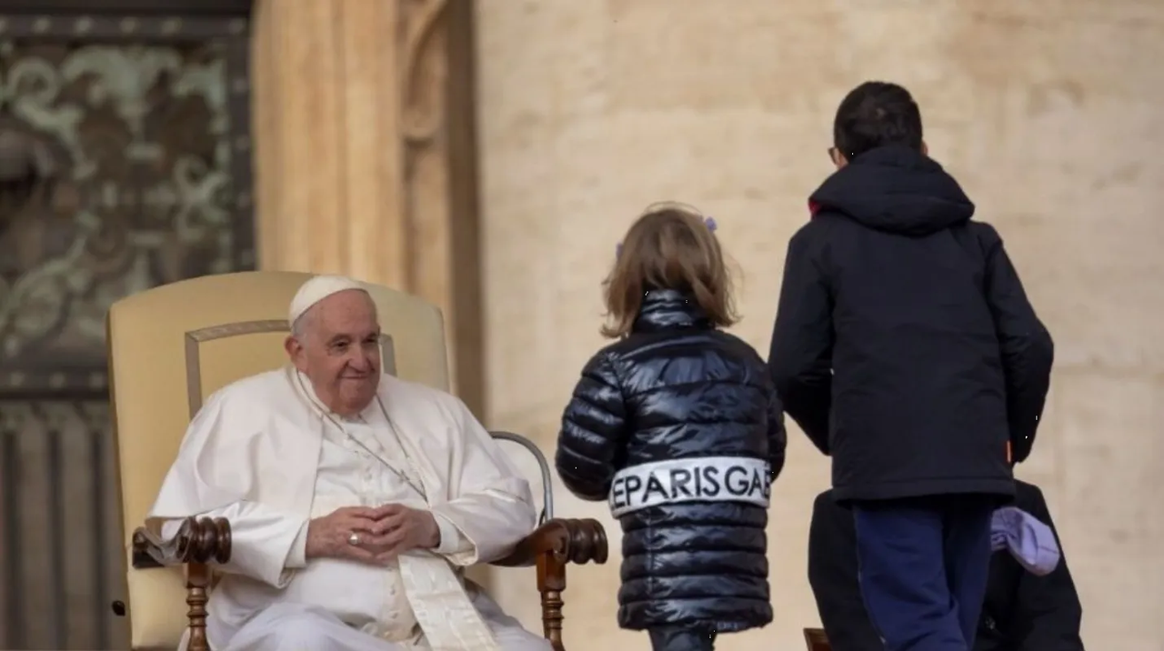 El papa Francisco tuvo dos pequeñas visitas inesperadas y así reaccionó