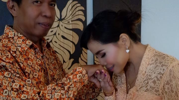 Eva Bellisima nampak mencium tangan Kiwil setelah sah menjadi suaminya (Instagram/Eva Bellisima)