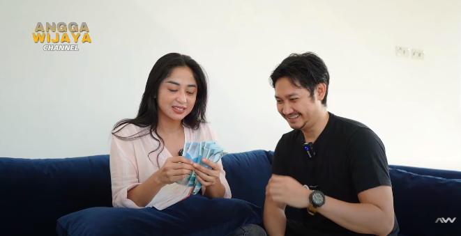 Dewi Perssik dapatkan gaji untuk kali pertama dari Angga Wijaya