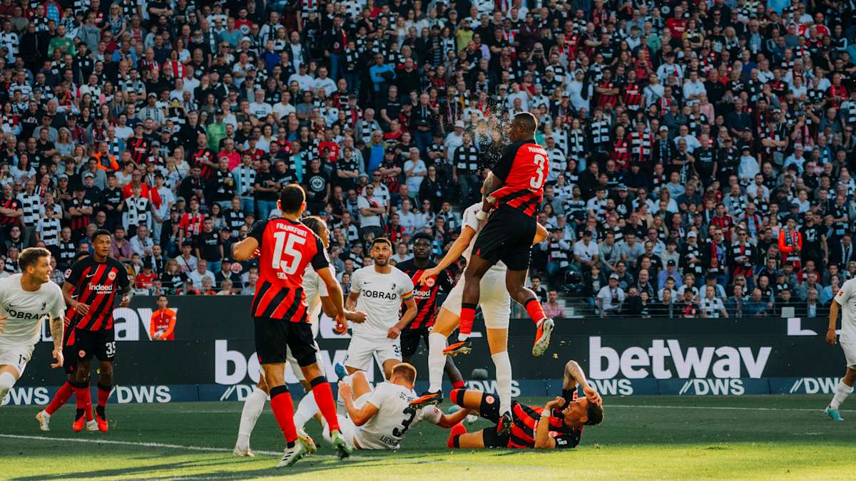 Frankfurt vs Freiburg, 23h30 ngày 01/03