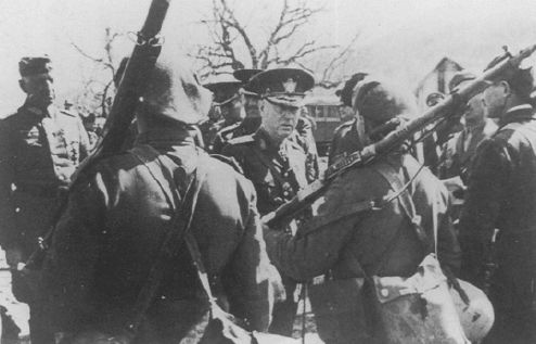 A la izquierda de la imagen von Manstein, junto al mariscal Antonescu, pasando revista a las tropas de montaña rumanas destacadas en Crimea