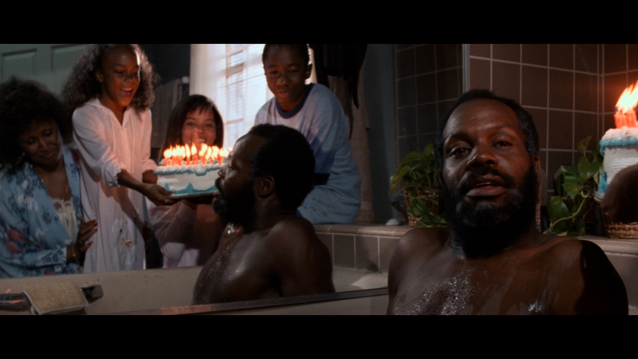 [Image: Lethal-Weapon-1080p-UHD-Blu-Ray-00-04-46...ill049.jpg]