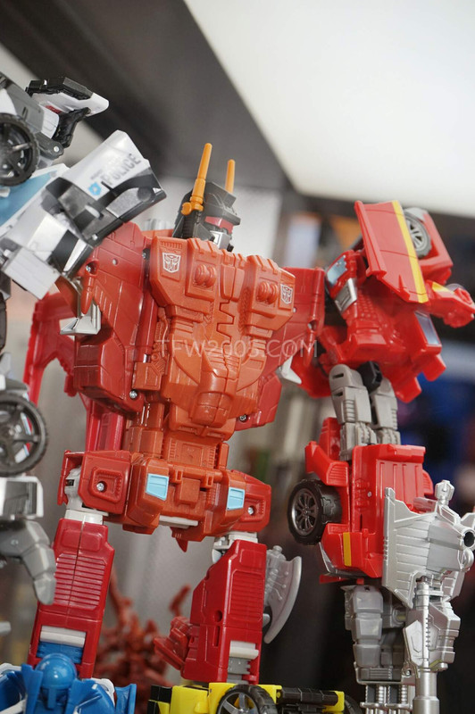 SDCC2015-Hasbro-Case-Transformers-Combiner-Wars-