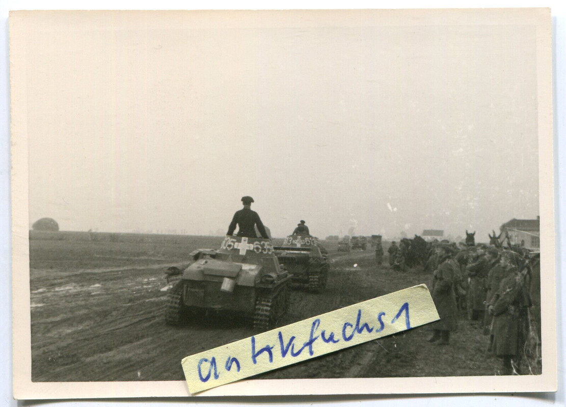 Deutsche Panzer mit Kennzahlen beim Vormarsch in Rußland im 2.WK