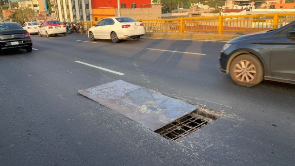 Caos en el Circuito Interior a la altura de la calzada Ignacio Zaragoza por nuevo socavón