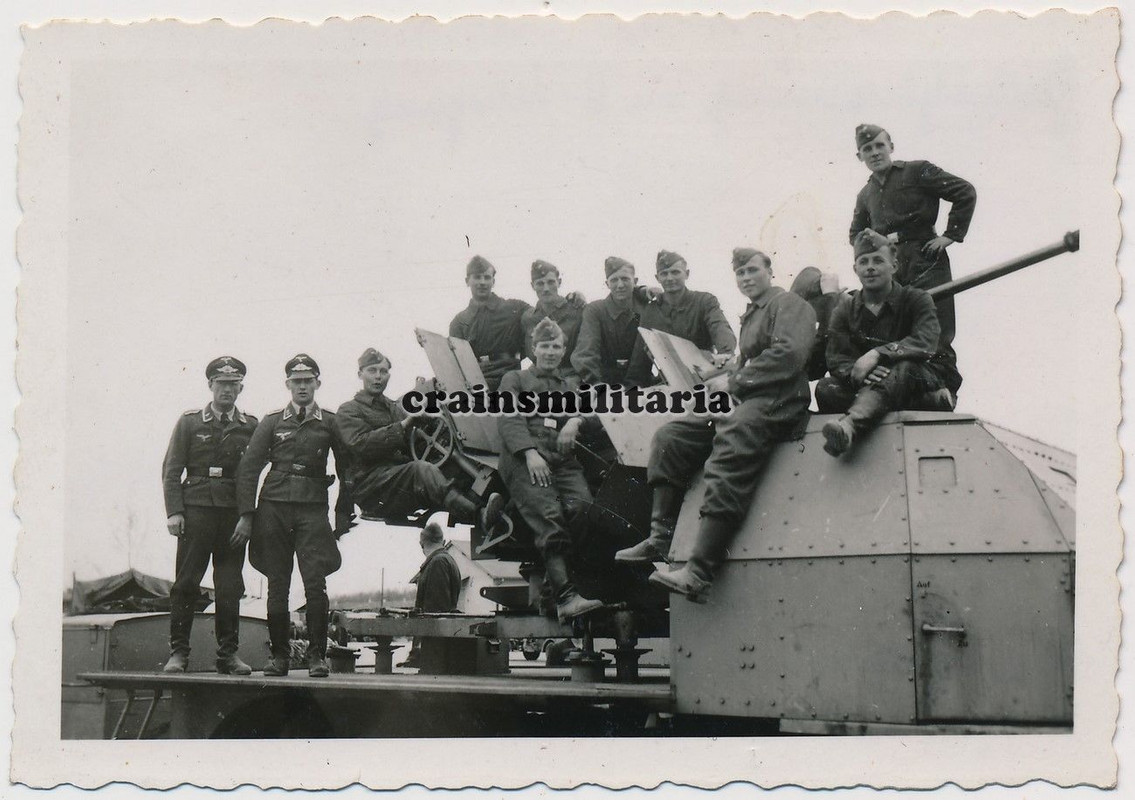 Orig. Foto SdKfz mit 2 cm Flak Geschütz in Kaserne PARDUBITZ Tsc